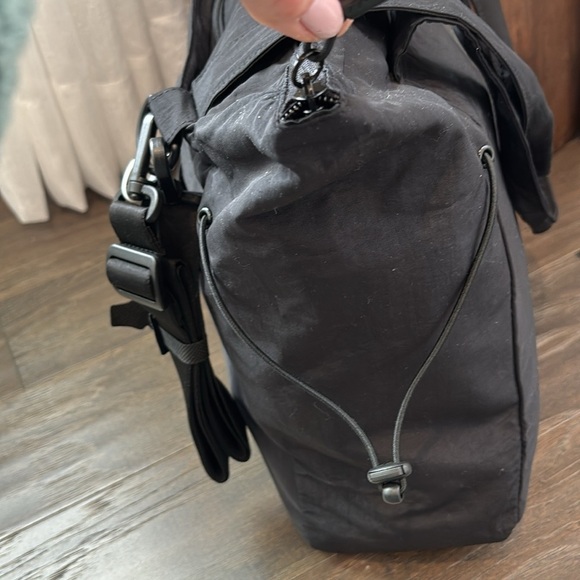 Hurley Horizon Shopper tote,zip top in/out pockets,removable crossbody strap - Picture 6 of 16